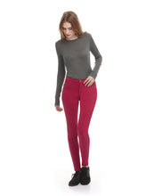 Charger l&#39;image dans la galerie, Rachel - Coupe étroite- Taille Classique - Persian rouge Pc - Entrejambe 30&quot; - Yoga Jeans- 1711
