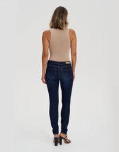 Charger l&#39;image dans la galerie, RACHEL- coupe étroite -  DK INDIE - Taille Moyenne - Entrejambe 30&#39;&#39;- 1957SA - Yoga Jeans
