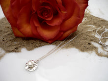 Charger l&#39;image dans la galerie, LUNE PERLÉE, pendentif en argent sterling et perle d&#39;eau douce pendante - Marie-Ève Bordeleau
