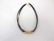 Charger l&#39;image dans la galerie, Collier/Bracelet noir et dorée plume - MJ Bijoux
